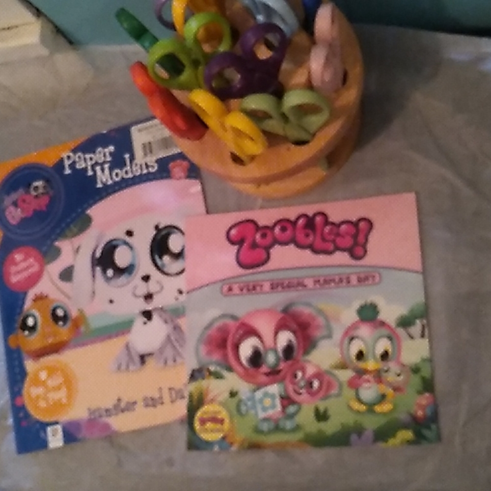 Craft scissors(cut in variety of patterns)in wooden holder w/activity  books (2)
